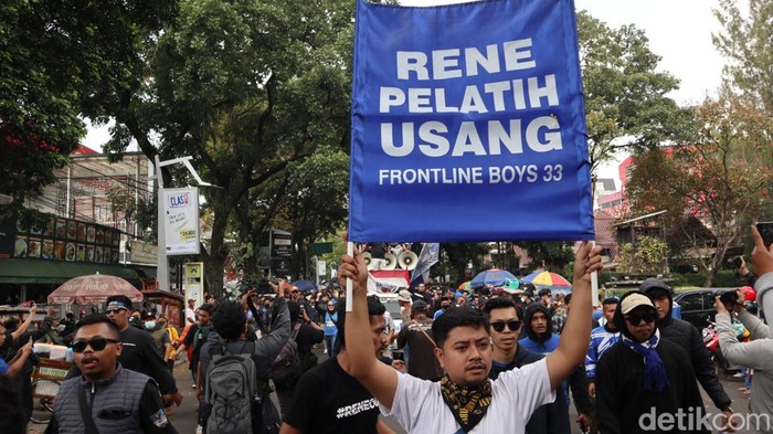 Demo bobotoh di Graha Persib Bandung. Demo bobotoh di Graha Persib Bandung.