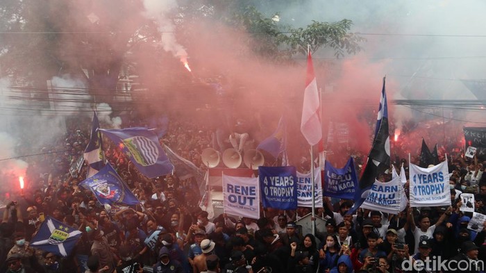Demo bobotoh di Graha Persib Bandung.