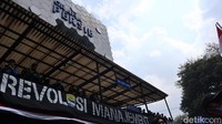 Foto: Spanduk bertuliskan revolusi terpampang di  Graha Persib Bandung. Spanduk itu dipasang oleh bobotoh yang menggelar aksi (Bima Bagaskara/detikJabar).