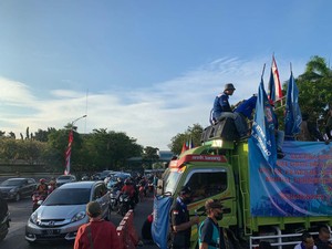 Demo Buruh di di Kantor Gubernur Jatim Sempat Bikin Lalin Padat