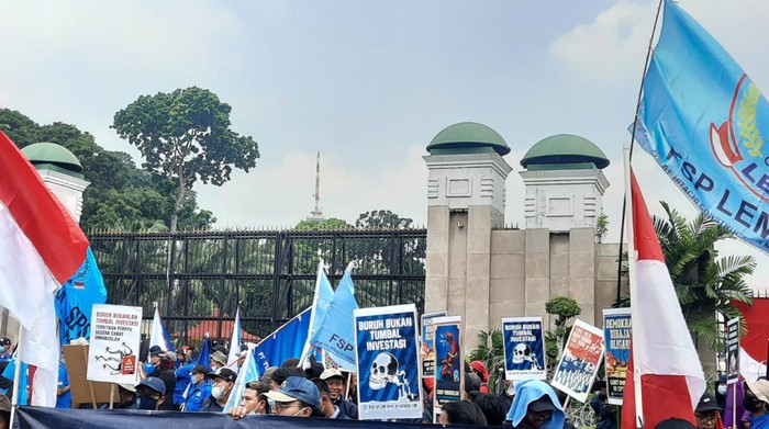 Demo buruh di depan gedung DPR, Rabu (10/8/2022)
