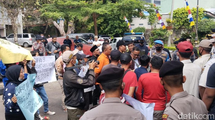 Demo pedagang cincau di Cianjur.