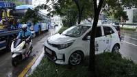 Mobil ini terseret banjir hingga ke naik ke pembatas jalan di Seoul, 9 Agustus 2022.