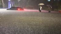 Banjir ini disebabkan hujan deras yang turun terus menerus.