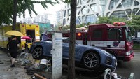 Mobil ini rusak pada bagian belakangnya akibat terseret banjir.