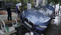 Sejumlah mobil turut menjadi korban akibat banjir yang terjadi di Seoul, Korea Selatan.