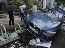 Seoul Diterjang Banjir, Mobil-mobil Mewah Bergelimpangan