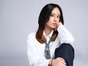 Kolaborasi Kedua Dinda Ghania dan Melly Goeslaw Lewat Kamu Bukan Sejarah