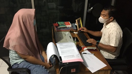 ED, seorang wanita guru honorer di Lombok Tengah dibekuk polisi lantaran nyambi jadi pengedar sabu, Rabu (10/8/2022).