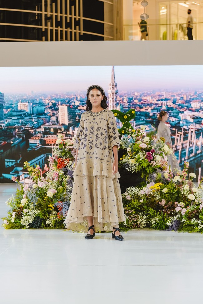 Koleksi busana terbaru Wearing Klamby terinspirasi Pulau Selayar yang ditampilkan dalam fashion show di Bazaar Fashion Festival 2022, Sabtu (6/8/2022), Senayan City Mall, Jakarta Pusat. Foto: Foto: Dok. Bazaar