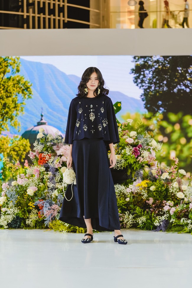 Koleksi busana terbaru Wearing Klamby terinspirasi Pulau Selayar yang ditampilkan dalam fashion show di Bazaar Fashion Festival 2022, Sabtu (6/8/2022), Senayan City Mall, Jakarta Pusat.Foto: Foto: Dok. Bazaar