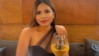 Makan malam dengan gaun sederhana berwarna hitam Felicia Hutapea tampak begitu kece. Segelas wine segar tak lupa dipesan sebagai teman bersantainya pada malam itu. Foto: Instagram/feliciahutapeaaa