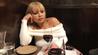Red wine juga menjadi salah satu minuman Felicia Hutapea saat makan malam. Untuk menamani menu makan malam yang lezat dirinya memesan dua gelas anggur untuk dinikmati bersama temannya. Foto: Instagram/feliciahutapeaaa