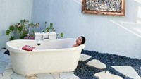 Tidak hanya di restoran, Felicia Hutapea juga senang menyeruput anggur sambil bersantai. Salah satunya saat ia berendam di dalam bathtub sambil membaca buku dan bersantai dengan segelas anggur. Foto: Instagram/feliciahutapeaaa