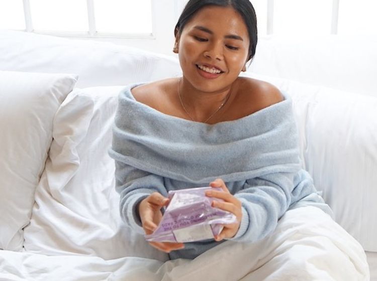 Putri Hotman Paris, Felicia Hutapea Jualan Pembalut di Mal