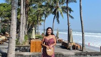Ketika memiliki waktu luang, Felicia Hutapea tidak akan membuang kesempatan untuk berlibur. Menyambangi beach club, dirinya begitu menikmati semeliwir angin pantai sebelum mulai memesan banyak makanan. Foto: Instagram/feliciahutapeaaa
