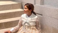 Felicia Hutapea dididik untuk menjadi seorang pekerja keras oleh ayahnya. Tak heran jika dirinya tidak malu sedikitpun untuk berjualan pembalut di mall seperti yang sedang ramai diperbincangkan. Foto: Instagram/feliciahutapeaaa