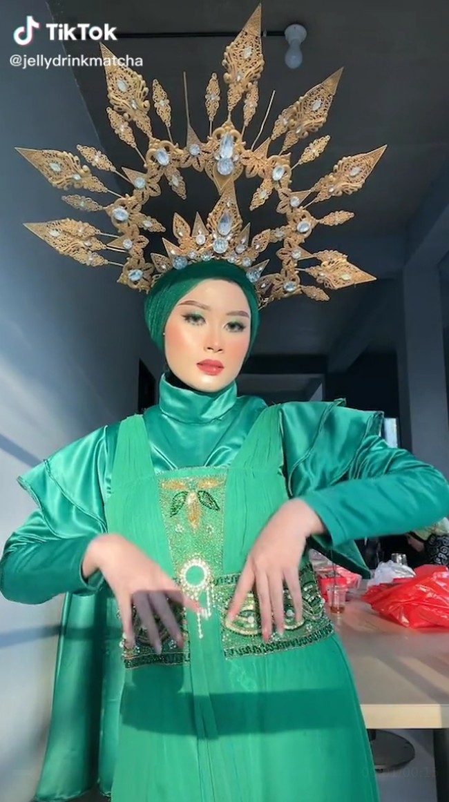 Gecinda berusaha tetap percaya diri dan tidak panik saat jatuh di tengah-tengah catwalk. Dia merasa punya tanggung jawab besar karena memeragakan busana desainer yang sudah percaya padanya untuk mengenakan baju tersebut. Dan aku nggak mau merusak nama JFC yang udah terkenal bagus banget dengan jatuhnya aku saat catwalk. Makanya aku berusaha sebisa mungkin agar tetap slay meskipun kurang maksimal, ujarnya. Foto: Dok. TikTok @jellydrinkmatcha.