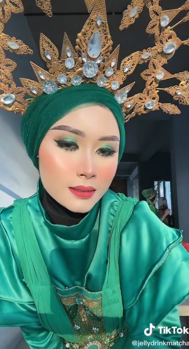 Aku di event itu jadi salah satu model dari desainer Annisa Nugroho. Aku di JFC nggak ikut lombanya ya. Jadi aku sebagai volunteer model yang mana aku meragain busana segmen Kujang Muslim in Fashion. Jadi, itu aku nggak keluar biaya sama sekali alias gratis, dan aku itu nggak dilombain ya karena memang itu aku meragain busana dari desainer untuk bagian artwear di JFC nya, ungkap Gecinda kepada Wolipop, Selasa (9/8/2022). Foto: Dok. TikTok @jellydrinkmatcha.