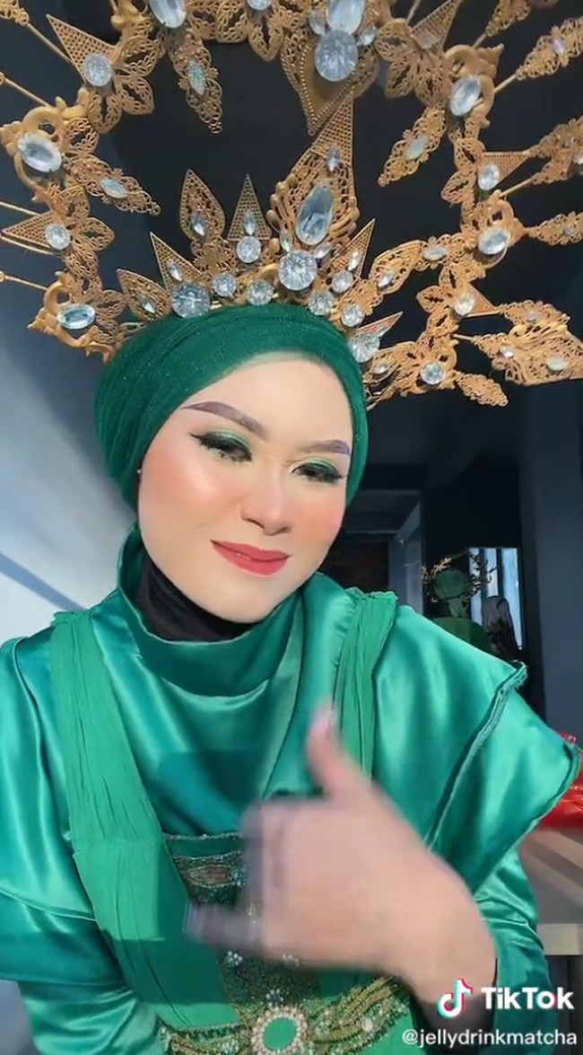 Alhamdulillahnya bisa berdiri sendiri dengan aku imbangin gerakan tangan dan memutarkan badan dan lanjut buat catwalk lagi dan berpose. Aku waktu itu jujur nggak panik, makanya aku bisa membatasi itu dengan tenang agar tetap keliatan anggun, lanjutnya.  Foto: Dok. TikTok @jellydrinkmatcha.