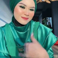 Alhamdulillahnya bisa berdiri sendiri dengan aku imbangin gerakan tangan dan memutarkan badan dan lanjut buat catwalk lagi dan berpose. Aku waktu itu jujur nggak panik, makanya aku bisa membatasi itu dengan tenang agar tetap keliatan anggun, lanjutnya.  Foto: Dok. TikTok @jellydrinkmatcha.
