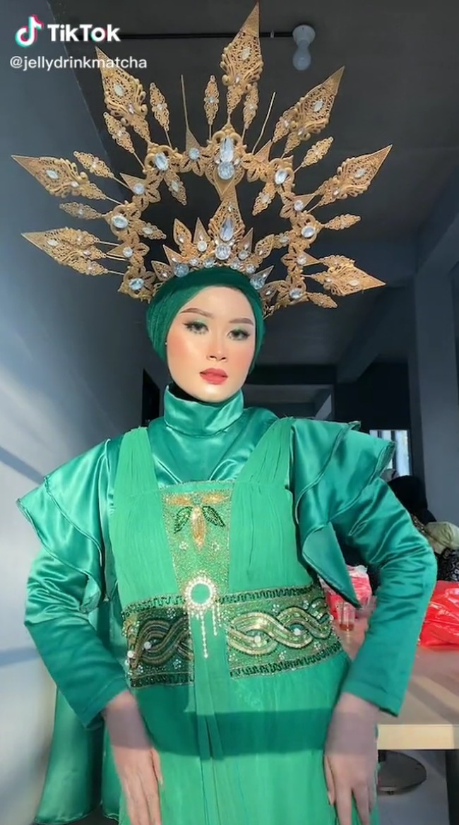 Wanita yang baru berusia 19 tahun ini berasal dari Banyuwangi. Dalam kesehariannya dia kos di Jember karena sedang kuliah di FISIP, Universitas Jember (Unej). Mahasiswi semester lima ini mengungkapkan cerita bagaimana bisa menjadi model di JFC. Foto: Dok. TikTok @jellydrinkmatcha.