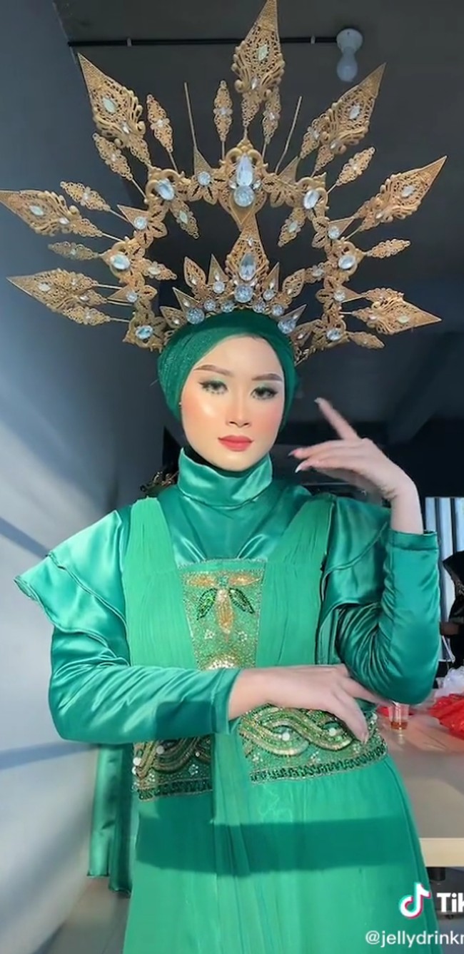Model yang jatuh itu langsung menari di tengah runway. Dia kemudian mulai berdiri dan melanjutkan fashion show. Aksi model itu mendapatkan apresiasi dari penonton yang langsung tepuk tangan. Foto: Dok. TikTok @jellydrinkmatcha.
