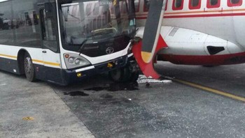 Bus nabrak pesawat. Foto: Reddit via Boredpanda