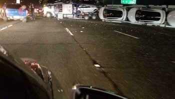 Kira-kira total kerugian kecelakaan truk pengangkut mobil mewah ini berapa ya? Foto: Reddit via Boredpanda