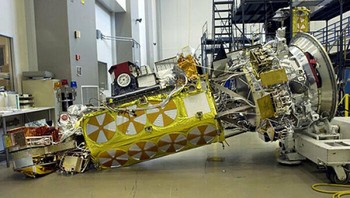 Ketika satelit yang tengah dirakit jatuh dan rusak...Foto: Reddit via Boredpanda