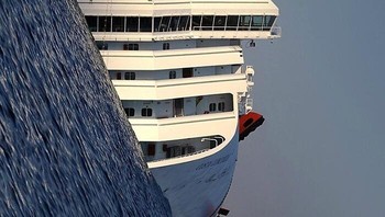 Kapal pesiar yang tenggelam. Foto: Reddit via Boredpanda