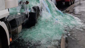 Ketika truk penggankut kaca kecelakaan. Foto: Reddit via Boredpanda