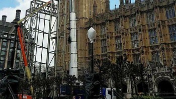Scaffolding menghancurkan Big Ban banya beberapa hari setelah direnovasi. Foto: Reddit via Boredpanda