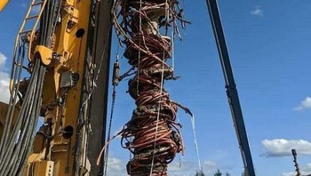 Ketika pengeboran bikin kabel fiber optik terangkut. Foto: Reddit via Boredpanda