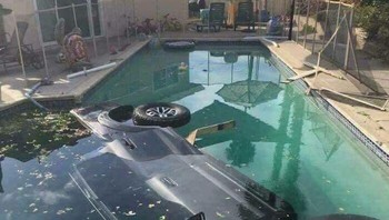 Mobil masuk kolam. Foto: Reddit via Boredpanda