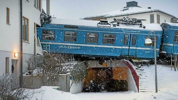 Kecelakaan Kereta Saltsjöbaden (Swedia) 2013. Seorang wanita secara tidak sengaja menyalakan kereta yang diparkir. Akhirnya tergelincir dan menabrak rumah Foto: Reddit via Boredpanda
