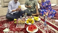 Ini adalah momen Haji Faisah dan istri saat menjamu tamu. Mereka menyajikan aneka buah-buahan mulai dari kelengkeng, jeruk, pisang hingga semangka. Foto: Instagram @opah_faisal