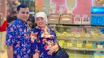 Romantisnya Haji Faisal, Opa Gala Sky saat Makan Berduaan Istri