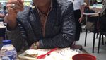 Romantisnya Haji Faisal, Opa Gala Sky saat Makan Berduaan Istri