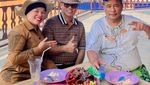 Romantisnya Haji Faisal, Opa Gala Sky saat Makan Berduaan Istri