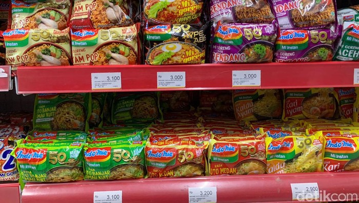 Harga mie instan di Medan sudah naik.