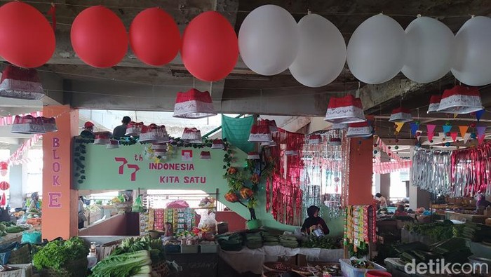 hutri Suasana pemasangan pernak-pernik di Pasar Rejowinangun, Kota Magelang untuk memeriahkan HUT Kemerdekaan RI ke-77.