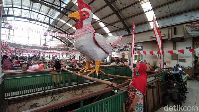 Suasana pemasangan pernak-pernik di Pasar Rejowinangun, Kota Magelang untuk memeriahkan HUT Kemerdekaan RI ke-77.