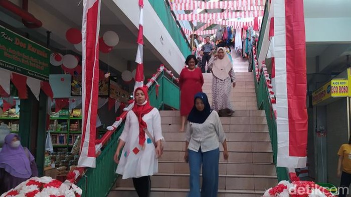 Suasana pemasangan pernak-pernik di Pasar Rejowinangun, Kota Magelang untuk memeriahkan HUT Kemerdekaan RI ke-77.
