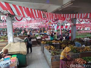 Pernak-pernik Kemerdekaan RI Semarakkan Pasar Rejowinangun Magelang