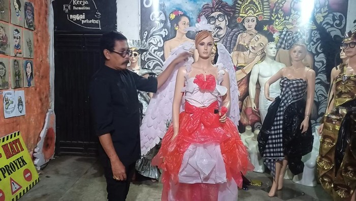 I Gusti Lanang Mantra saat ditemui di lokasi pembuatan gaun dari plastik bekas bernuansa merah putih