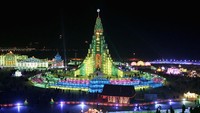 Tak mau kalah, China juga membuat festival salju di Harbin. Intalasi salju dibuat semegah mungkin dipadu dengan tata cahaya lampu warna-warni.