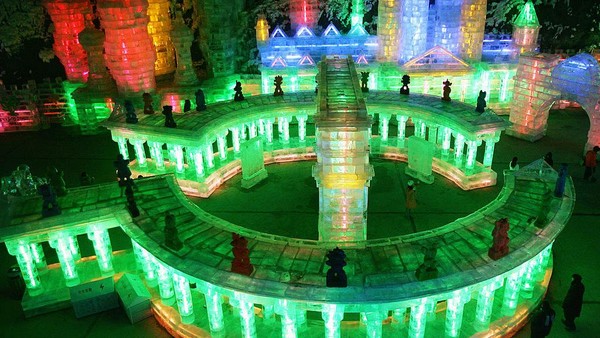 Masih dari China, festival es warna-warni digelar dengan membangun istana es di kawasan Beijing, pada 2008 lalu.