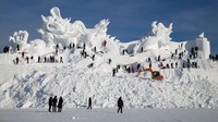 Di Changchun, China, sebuah instalasi patung salju raksasa dibuat dalam bentuk naga dengan panjang 80 meter dan lebar 20 meter langsung menjadi sorotan para pengunjung pada Desember 2017 lalu.