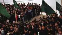 Sebagian penonton membawa panji-panji  saat menyaksikan Tazieh. Tazieh merupakan tradisi Syiah yang memperingati kematian cucu Nabi Muhammad, Imam Hussein dalam pembunuhan kejam di dataran Karbala, Iraq. Peristiwa itu terjadi tahun 680 Masehi.